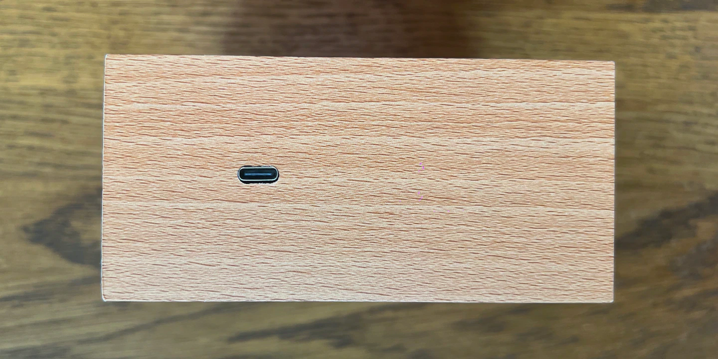 Настоящий разъём USB-C на боковой грани Рамки Света